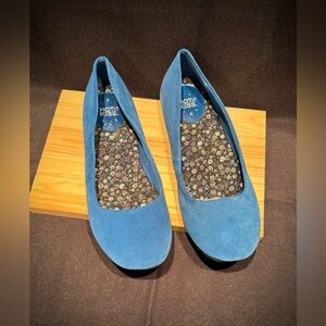 Hot Kiss Maxx Blue The Suede Upper Women’s Flats. Size 10M.